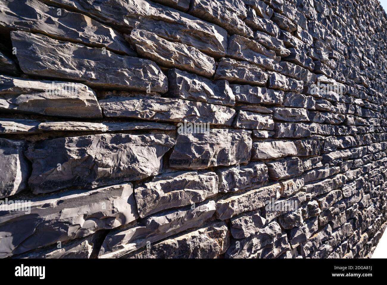 Steinwand Oberfläche, schwarze Ziegelwand Textur, Ziegeloberfläche für Hintergrund. Vintage-Tapete. Stockfoto