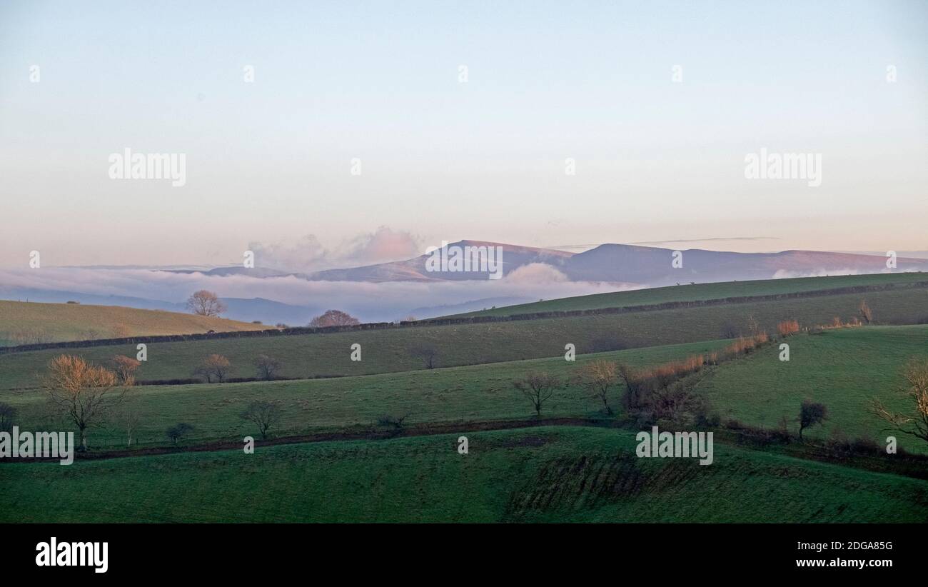 Landschaftsansicht von Nebel auf Black Mountain in Brecon Beacons National Park Powys Herbst November 2020 Carmarthenshire Dyfed Wales Großbritannien KATHY DEWITT Stockfoto