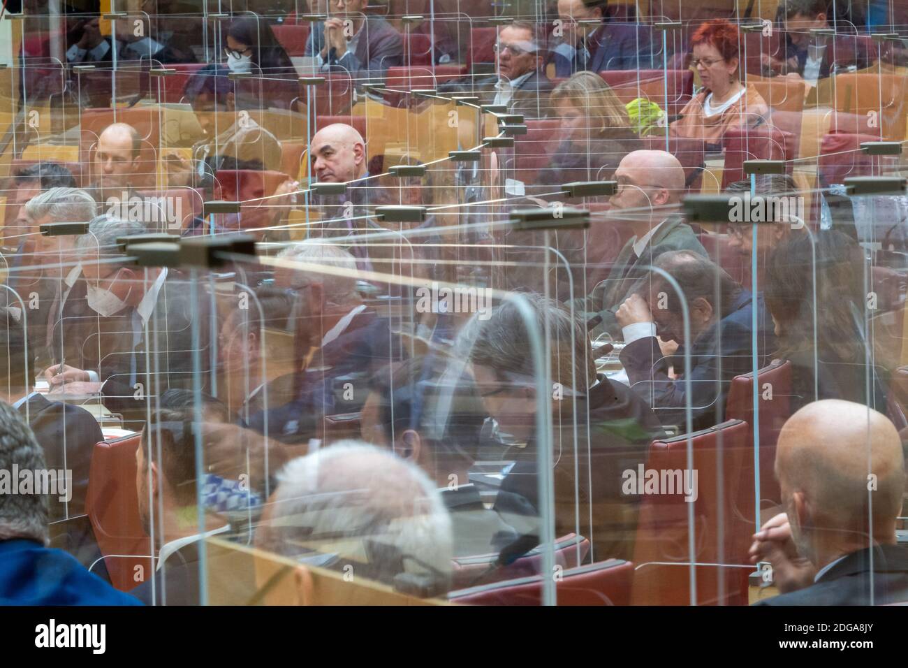 München, Deutschland. Dezember 2020. Die Mitglieder des Bayerischen landtags sitzen während der Regierungserklärung des Bayerischen Ministerpräsidenten hinter Plexiglasscheiben. Kredit: Peter Kneffel/dpa/Alamy Live Nachrichten Stockfoto