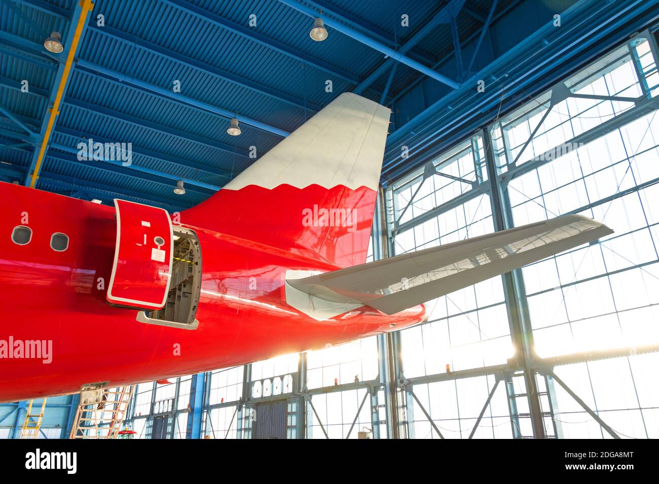 Mechanische Systeme für Flugbetrieb prüfen. Passagierflugzeuge im Hangar. Rückansicht des Flugzeugs Stockfoto