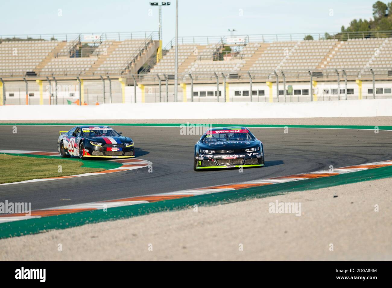 Alon Day von PK Carsport und Loris Hezemans von Hendriks Motorsport im Einsatz beim Nascar Whelen Valencia Rennen. Die NASCAR Whelen Euro Series wurde 2008 gegründet und gründete die NASCAR offiziellen European Series im Januar 2012 dank einer langfristigen Partnerschaft mit NASCAR (National Association for Stock Car Auto Racing) unterzeichnet. Die europäische NASCAR feiert ihren einzigen Termin in Spanien auf dem Circuit Ricardo Tormo in Cheste, Valencia. Stockfoto