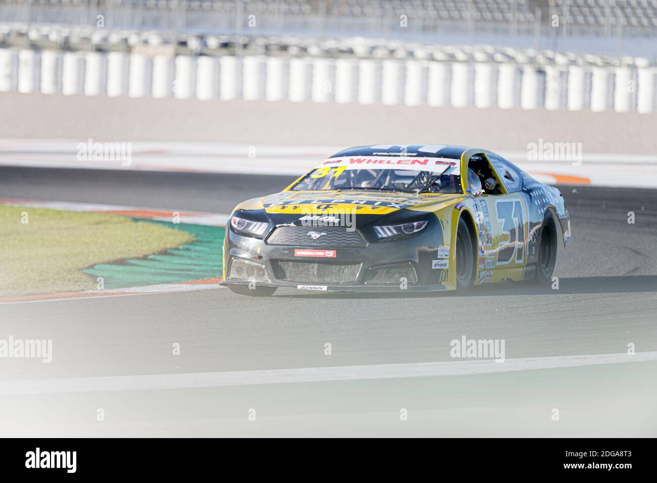 Mauro Trione von CAAL Racing in Aktion während der Nascar Whelen Valencia Rennen.die NASCAR Whelen Euro Series wurde im Jahr 2008 gegründet und gründete die NASCAR offiziellen European Series im Januar 2012 dank einer langfristigen Partnerschaft mit NASCAR (National Association for Stock Car Auto Racing) unterzeichnet. Die europäische NASCAR feiert ihren einzigen Termin in Spanien auf dem Circuit Ricardo Tormo in Cheste, Valencia. Stockfoto