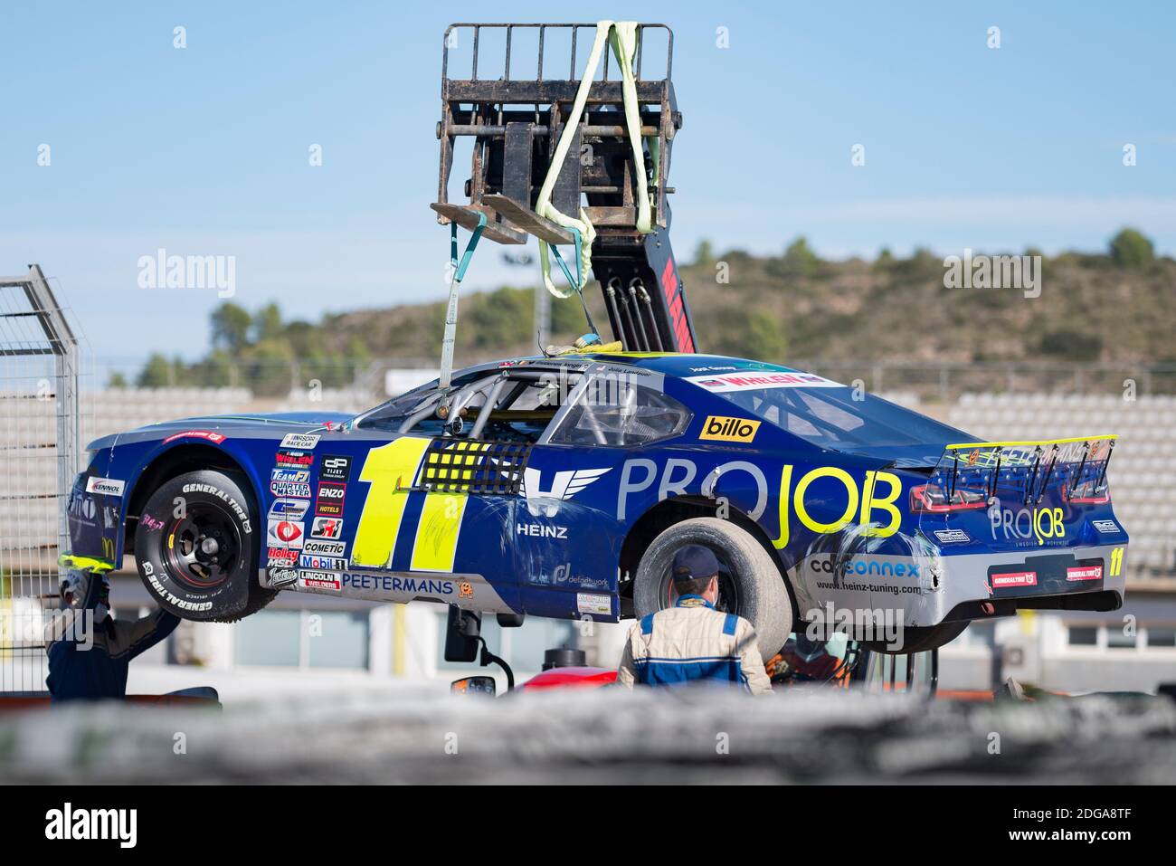 Arbeiter versuchen, Stienes Longins Rennwagen während des Nascar Whelen Valencia Rennens herauszuholen.die NASCAR Whelen Euro Series wurde 2008 gegründet und gründete die NASCAR offizielle European Series im Januar 2012 dank einer langfristigen Partnerschaft, die mit NASCAR (National Association for Stock Car Auto Racing) unterzeichnet wurde. Die europäische NASCAR feiert ihren einzigen Termin in Spanien auf dem Circuit Ricardo Tormo in Cheste, Valencia. Stockfoto