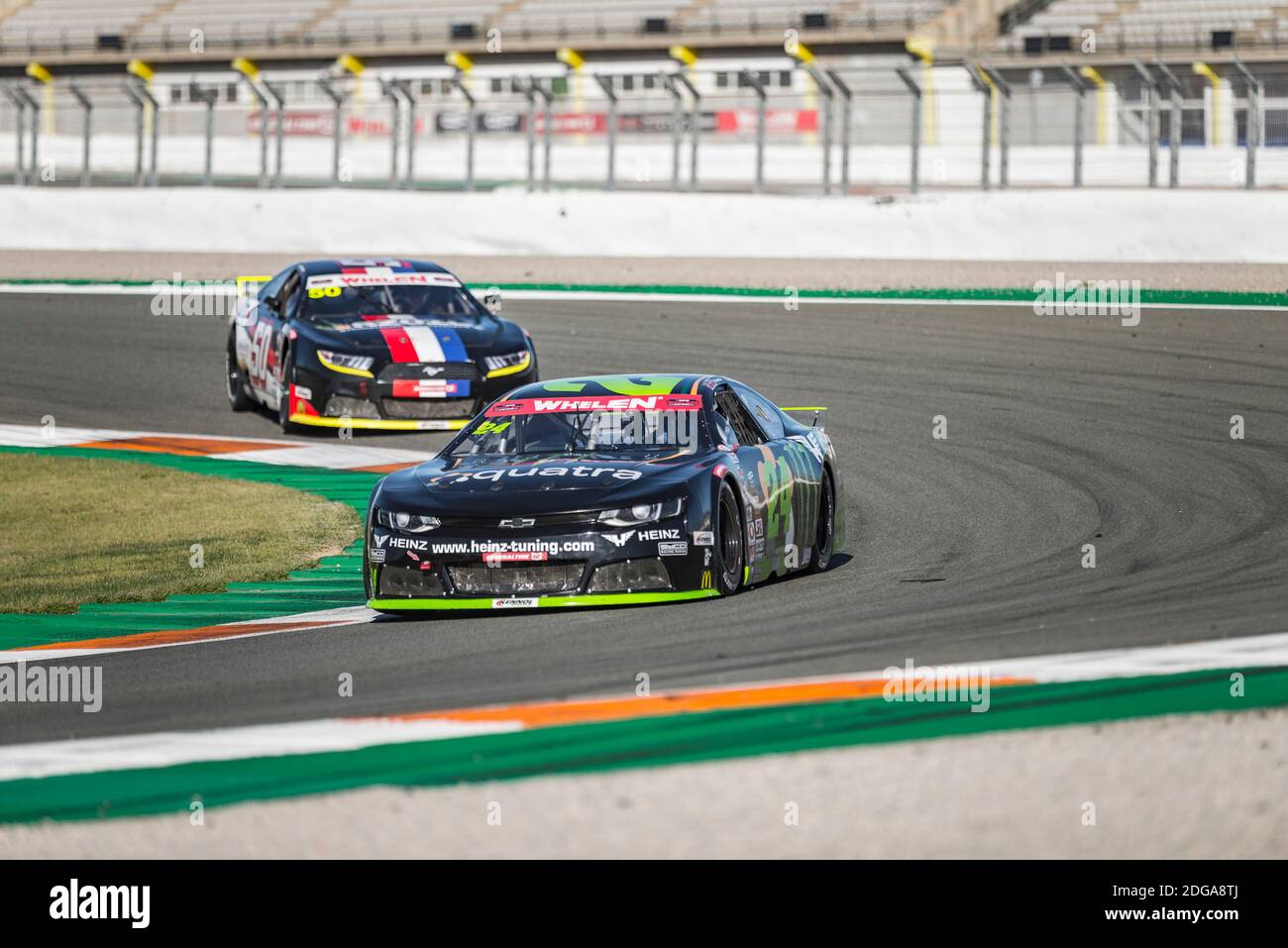 Alon Day von PK Carsport und Loris Hezemans von Hendriks Motorsport in Aktion gesehen während der Nascar Whelen Valencia Rennen.die NASCAR Whelen Euro Series wurde 2008 gegründet und gründete die NASCAR offiziellen European Series im Januar 2012 dank einer langfristigen Partnerschaft mit NASCAR unterzeichnet (National Association for Stock Car Auto Racing). Die europäische NASCAR feiert ihren einzigen Termin in Spanien auf dem Circuit Ricardo Tormo in Cheste, Valencia. Stockfoto
