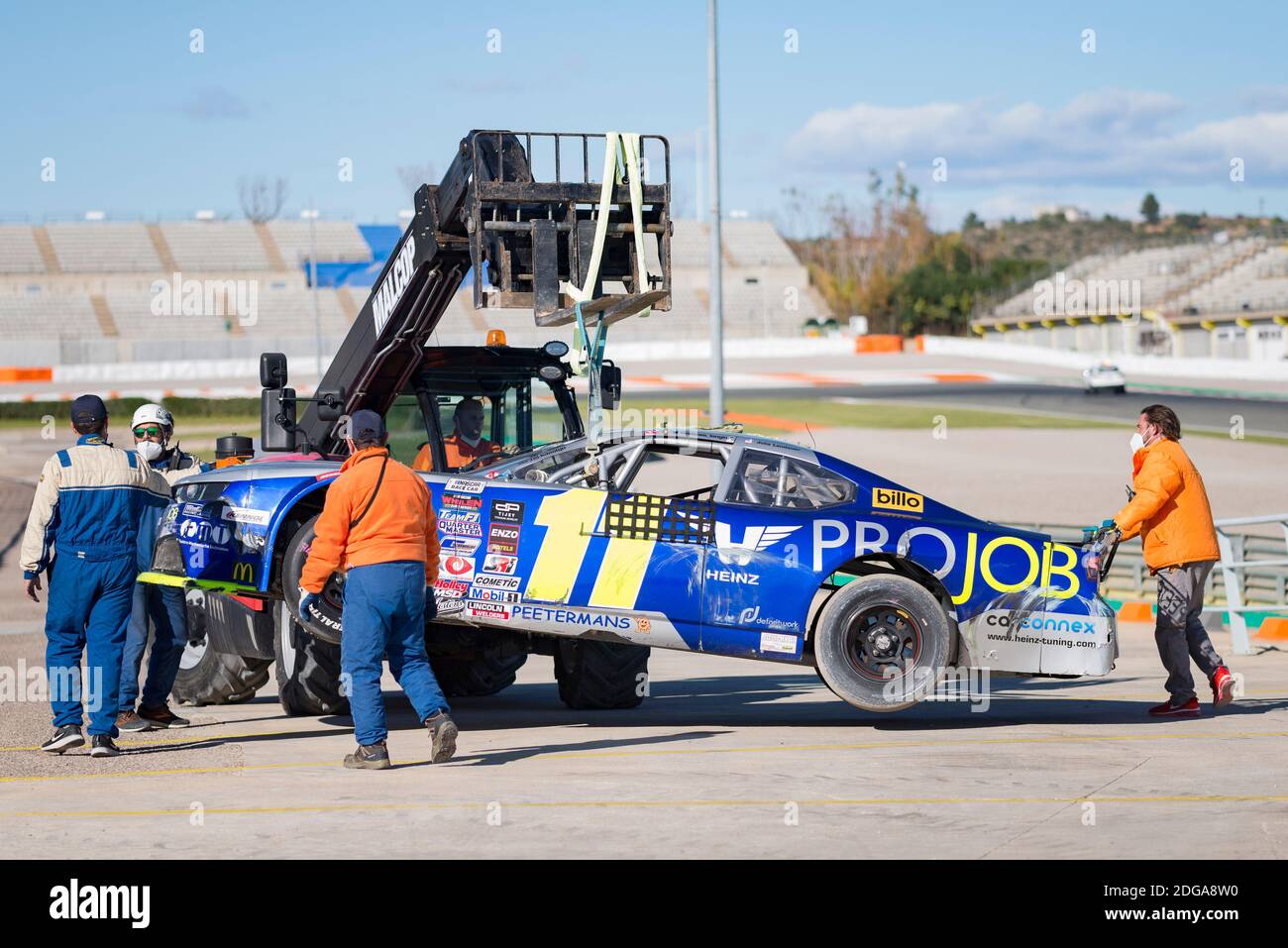 Arbeiter versuchen, Stienes Longins Auto während des Nascar Whelen Valencia Rennens wieder auf die Strecke zu bringen.die NASCAR Whelen Euro Series wurde 2008 gegründet und gründete die NASCAR offizielle European Series im Januar 2012 dank einer langfristigen Partnerschaft mit NASCAR (National Association for Stock Car Auto Racing) unterzeichnet. Die europäische NASCAR feiert ihren einzigen Termin in Spanien auf dem Circuit Ricardo Tormo in Cheste, Valencia. Stockfoto