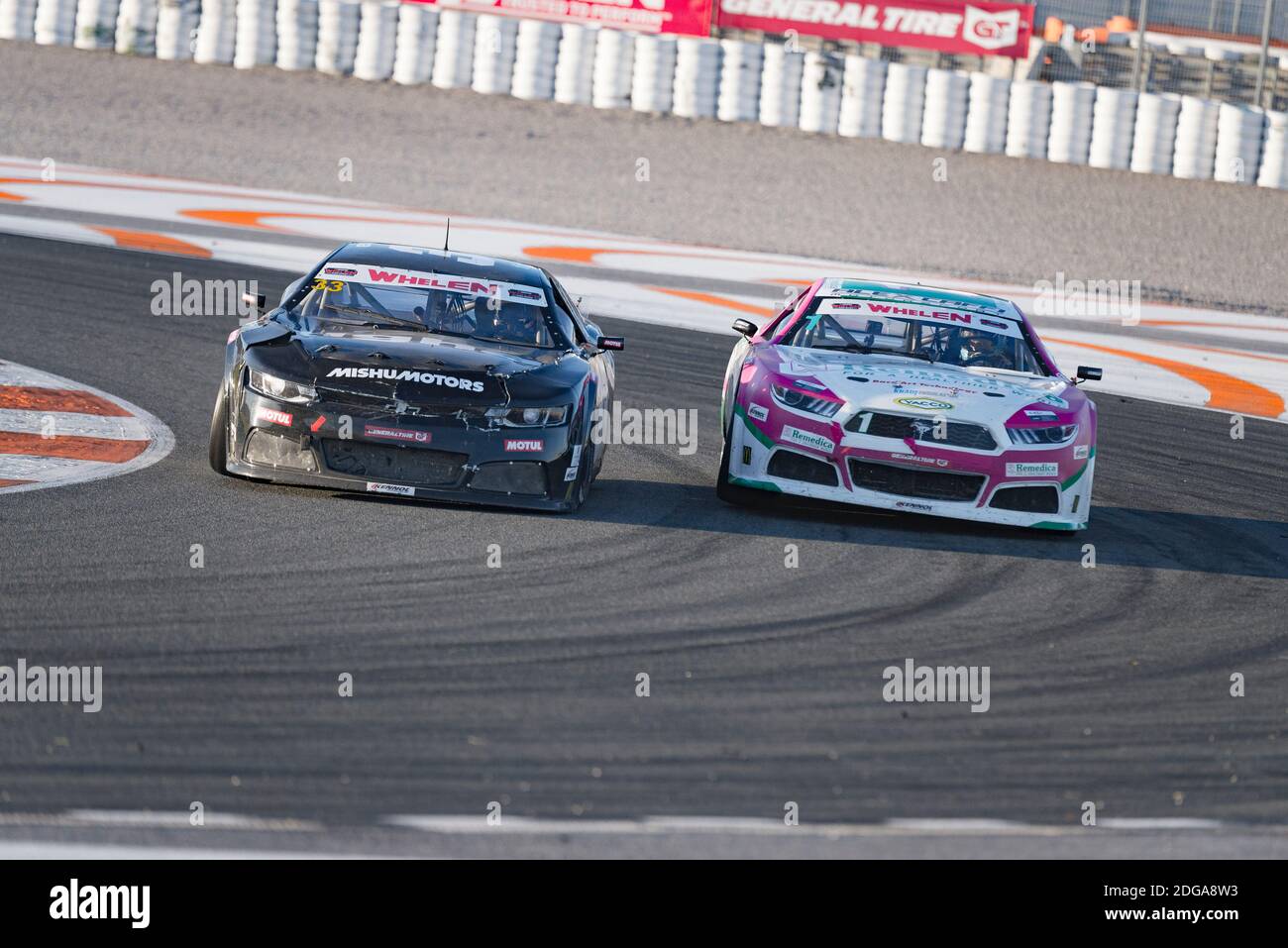 Lucas Lasserre von Mishumotors und Ferrando Thomas von Race Art Tech in Aktion während der Nascar Whelen Valencia Rennen.die NASCAR Whelen Euro Series wurde 2008 gegründet und gründete die NASCAR offiziellen European Series im Januar 2012 dank einer langfristigen Partnerschaft mit NASCAR unterzeichnet (National Association for Stock Car Auto Racing). Die europäische NASCAR feiert ihren einzigen Termin in Spanien auf dem Circuit Ricardo Tormo in Cheste, Valencia. Stockfoto