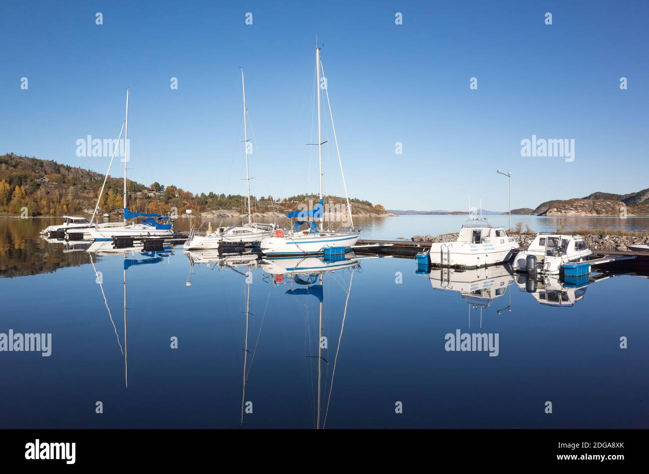 Norwegische Landschaft mit kleinen Booten und Yachten, die am schwimmenden Pier festgemacht sind. Fischerlager Vingvagen, Snillfjord, Sor-Trondelag, Stockfoto