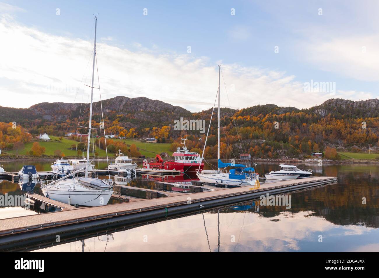 Norwegische Küstenlandschaft mit kleinen Booten, die im Herbst am schwimmenden Pier festgemacht sind. Snillfjord, Sor-Trondelag, Fischercamp Vingvagen Stockfoto