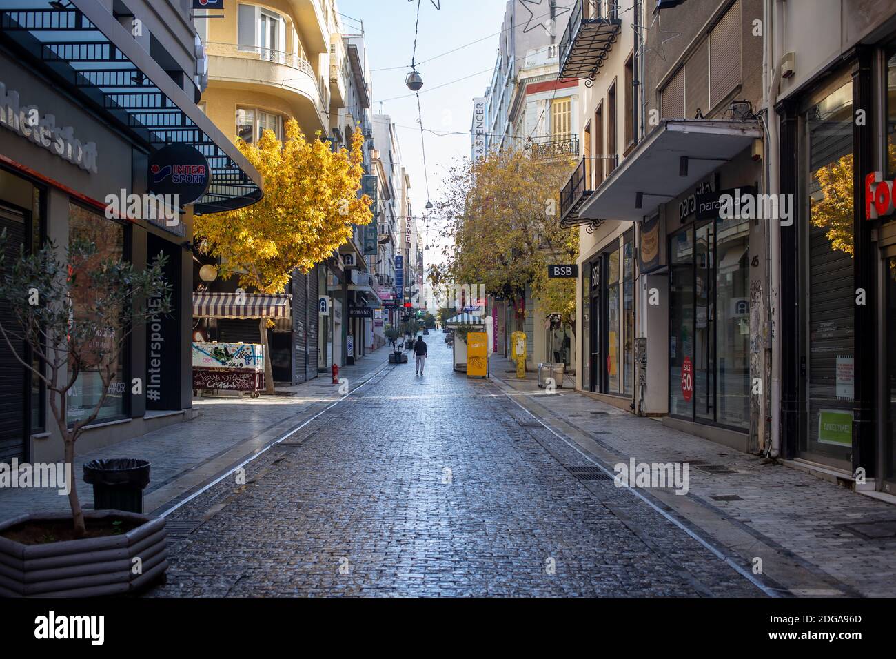 Athen Stadtzentrum, Griechenland. Dezember 2020. Geschäfte in leerer Ermou Straße geschlossen, Wintertag. Blockierung der Coronavirus-Pandemie Stockfoto