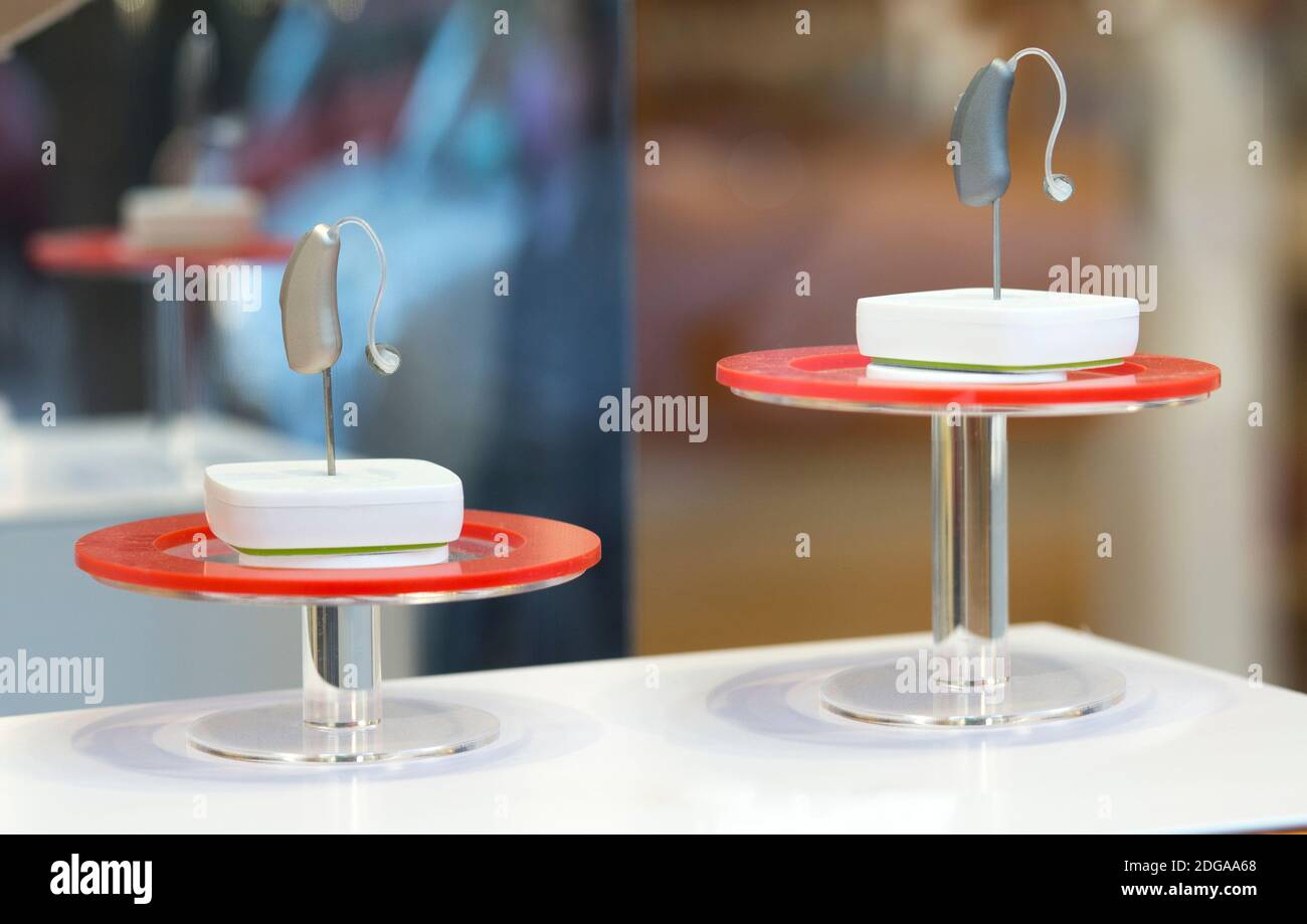 Moderne Hörgeräte auf Basis. Nahaufnahme Stockfoto