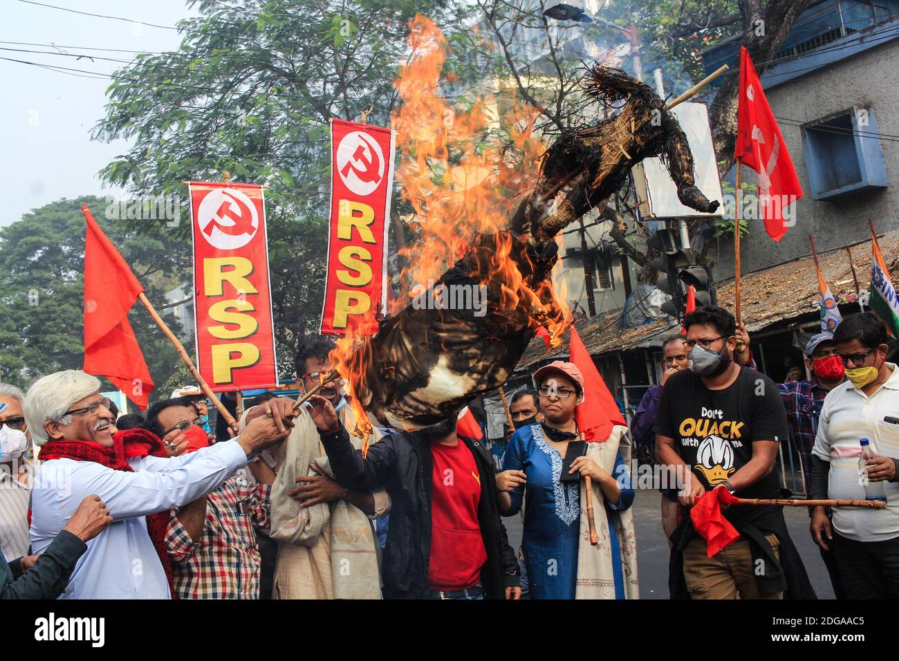 Kalkutta, Indien. Dezember 2020. Linke Parteien veranstalteten am 8. Dezember 2020 Protestkundgebungen zur Unterstützung von Bharat Bandh und Bauern protestieren gegen die Agrargesetze der Zentralregierung in Kalkutta, Indien. (Foto: Snehasish Bodhak/Pacific Press/Sipa USA) Quelle: SIPA USA/Alamy Live News Stockfoto