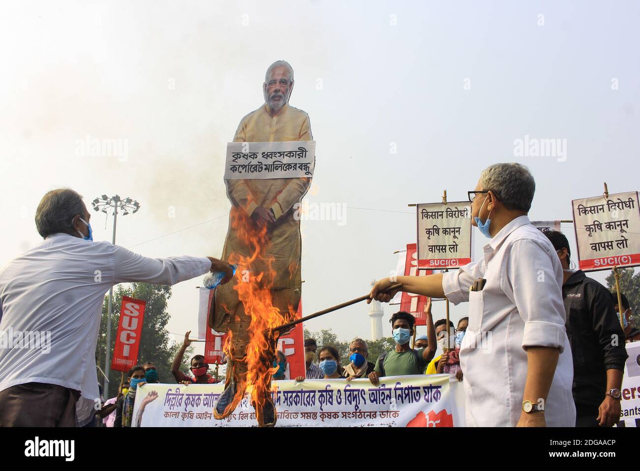 Kalkutta, Indien. Dezember 2020. Linke Parteien veranstalteten am 8. Dezember 2020 Protestkundgebungen zur Unterstützung von Bharat Bandh und Bauern protestieren gegen die Agrargesetze der Zentralregierung in Kalkutta, Indien. (Foto: Snehasish Bodhak/Pacific Press/Sipa USA) Quelle: SIPA USA/Alamy Live News Stockfoto