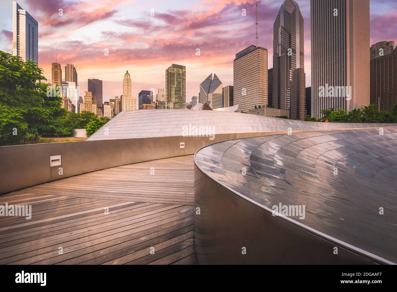 Chicago, Illinois - Aug 2020: Die Skyline von Chicago, Illinois von einer Brücke im Millennium Park. Stockfoto