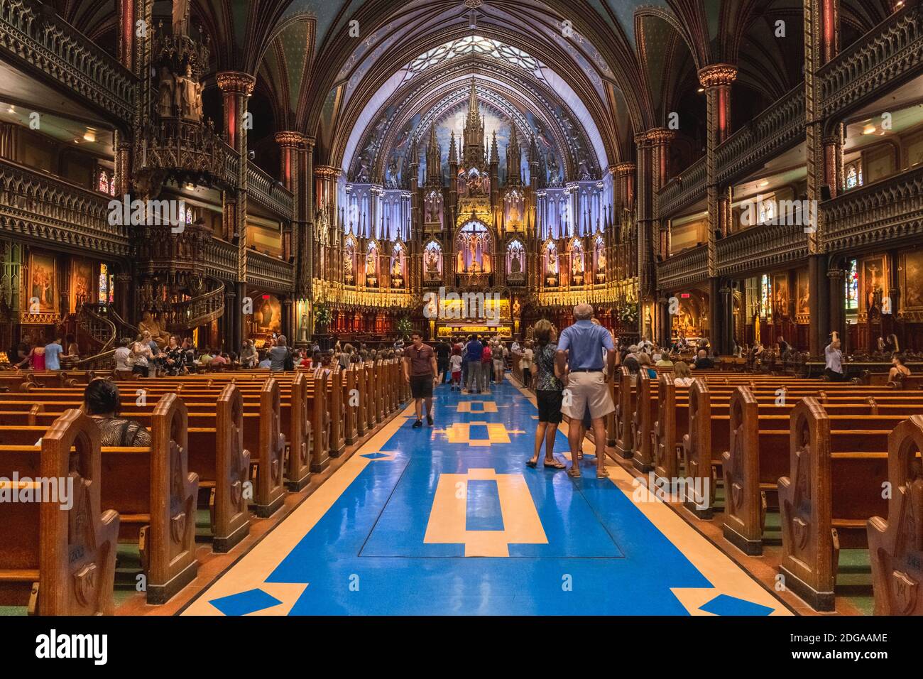 MONTREAL, KANADA - SEPTEMBER , 2020: Die prachtvolle gotische Wiederbelebung der Innenarchitektur der Notre-Dame Basilika, Montreal, Quebec, Kanada. Stockfoto