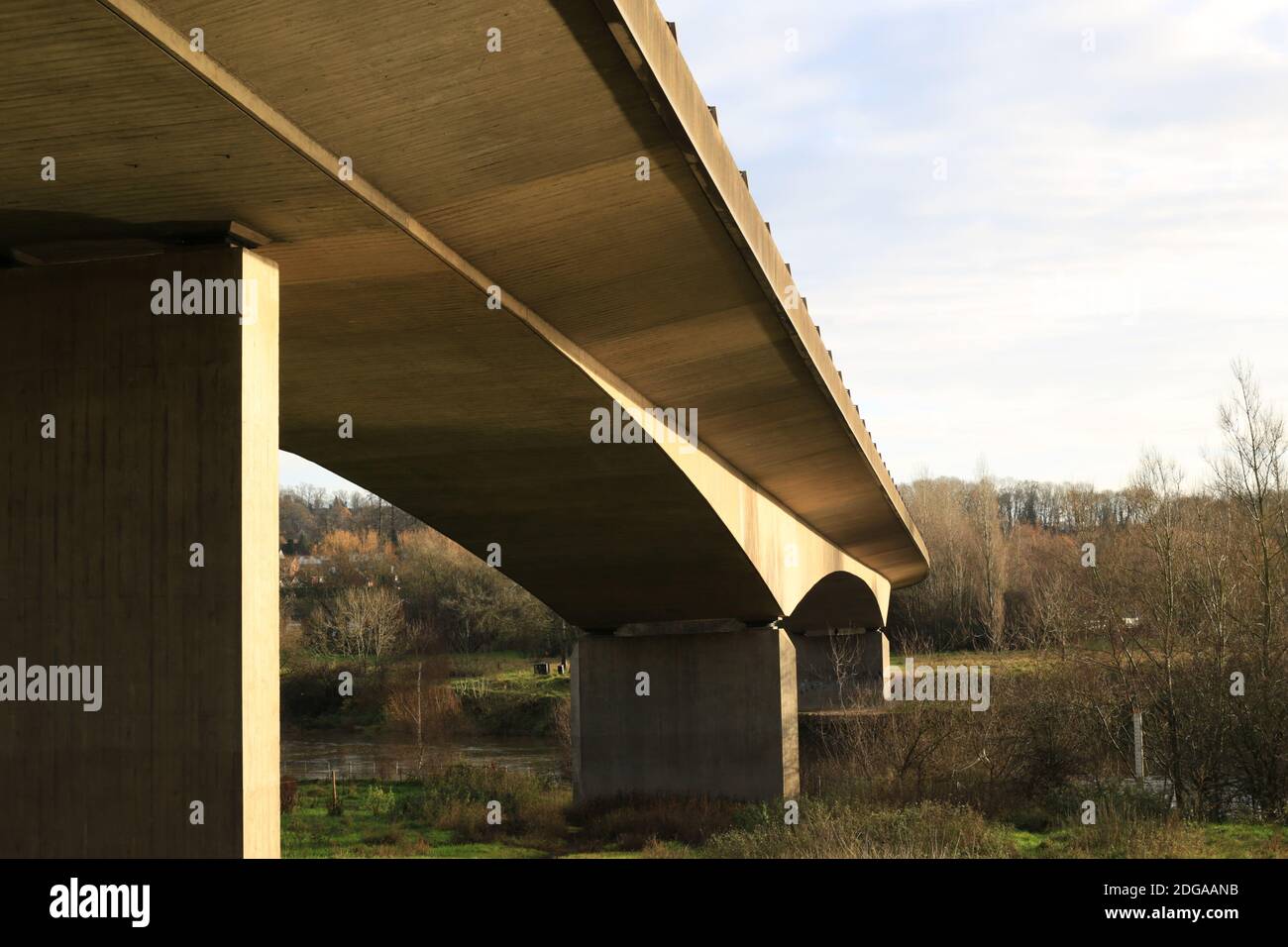 Die Brücke, die den Bridgnorth Bypass (A458) über den Fluss Severn bei Bridgnorth, Shropshire, England, Großbritannien. Stockfoto