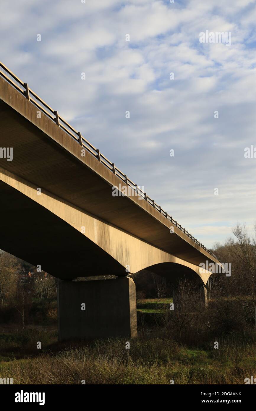 Die Brücke, die den Bridgnorth Bypass (A458) über den Fluss Severn bei Bridgnorth, Shropshire, England, Großbritannien. Stockfoto