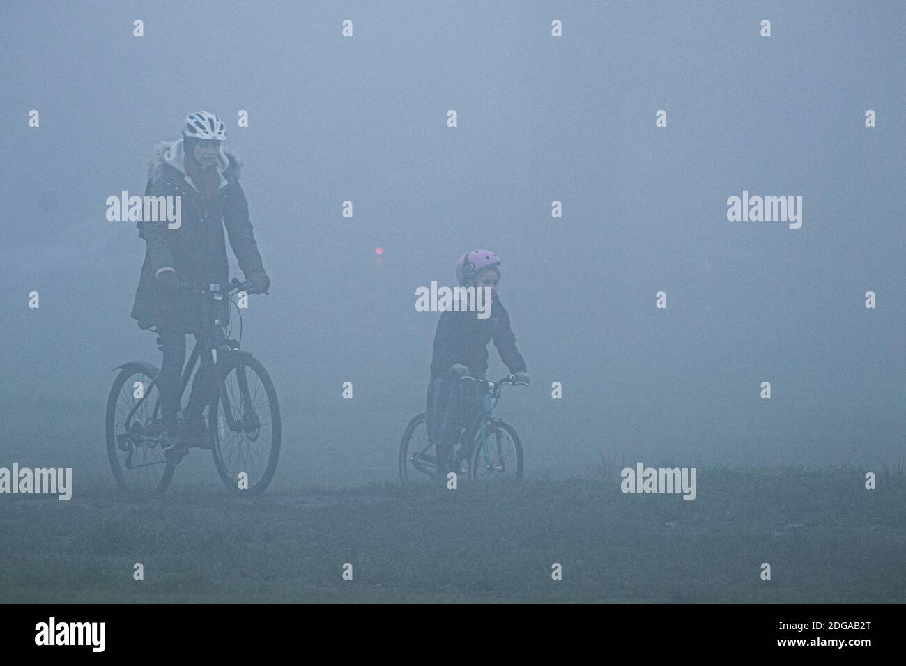 WIMBLEDON LONDON 8. Dezember 2020. Radler fahren auf dem Wimbledon Common mit ihren Fahrrädern durch dichten Nebel, während London bei eisigen Temperaturen aufwacht Credit: amer ghazzal/Alamy Live News Stockfoto