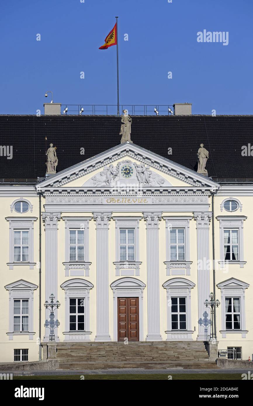 Schloss Bellevue, Sitz des deutschen Bundespräsidenten, Hauptportal mit Fahne des Bundespräsidenten, Berlin, Deutschland, Europa Stockfoto