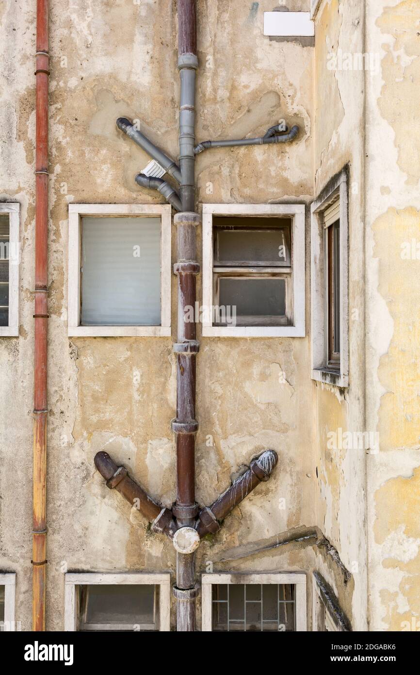 Exponierte externe Entwässerungsrohre des alten Mehrfamilienhauses in Lissabon, Portugal Stockfoto