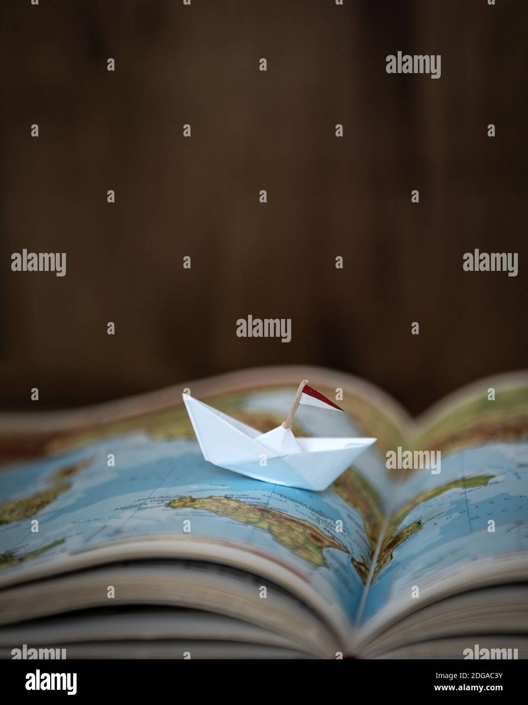 Paper Boat auf Worldmap Stockfoto