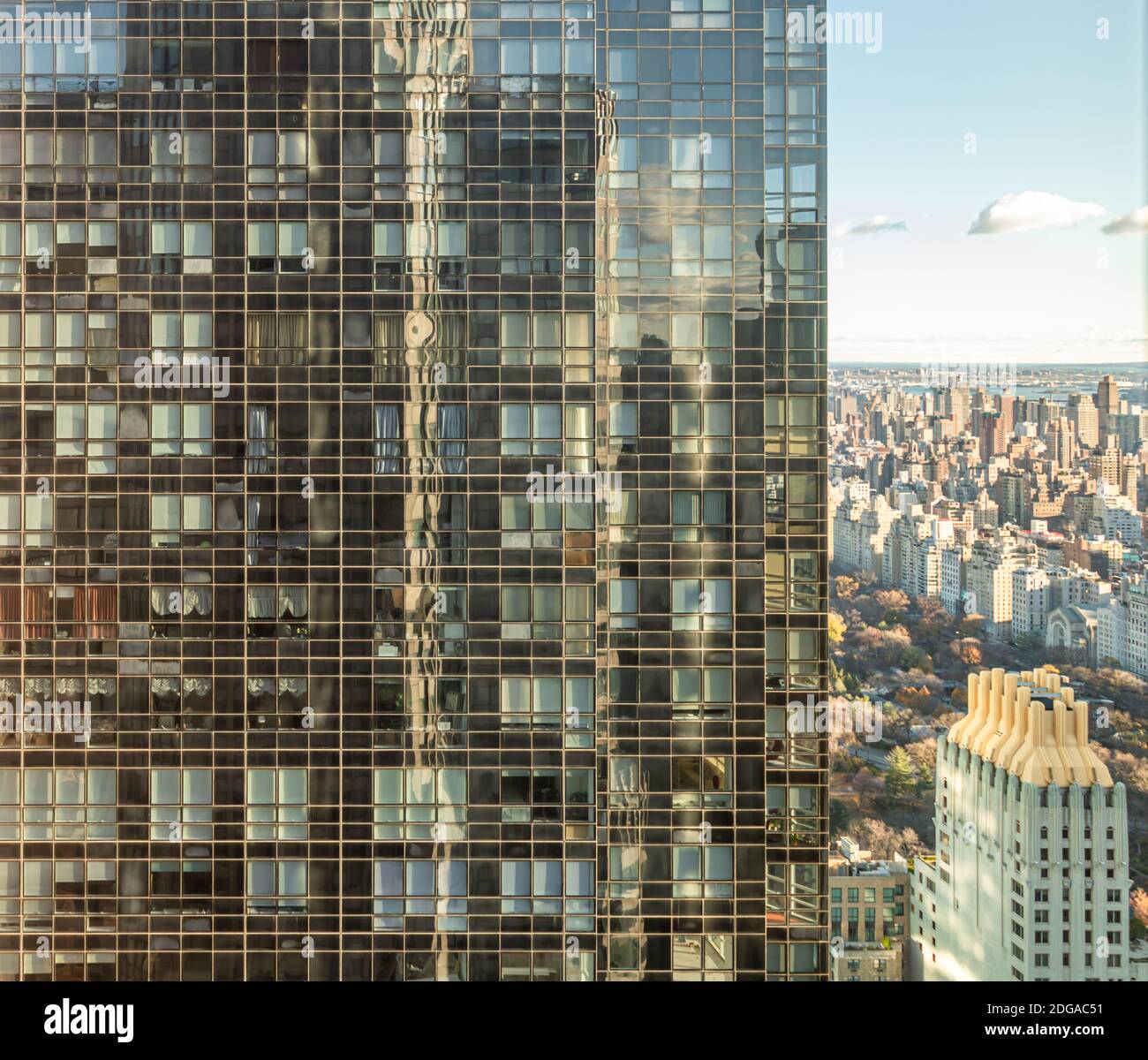 Ein Luftabschnitt eines großen Mehrfamilienhauses auf 57 Straße und der obere Teil der Trump Parc Wohnungen in NEW YORK CITY Stockfoto