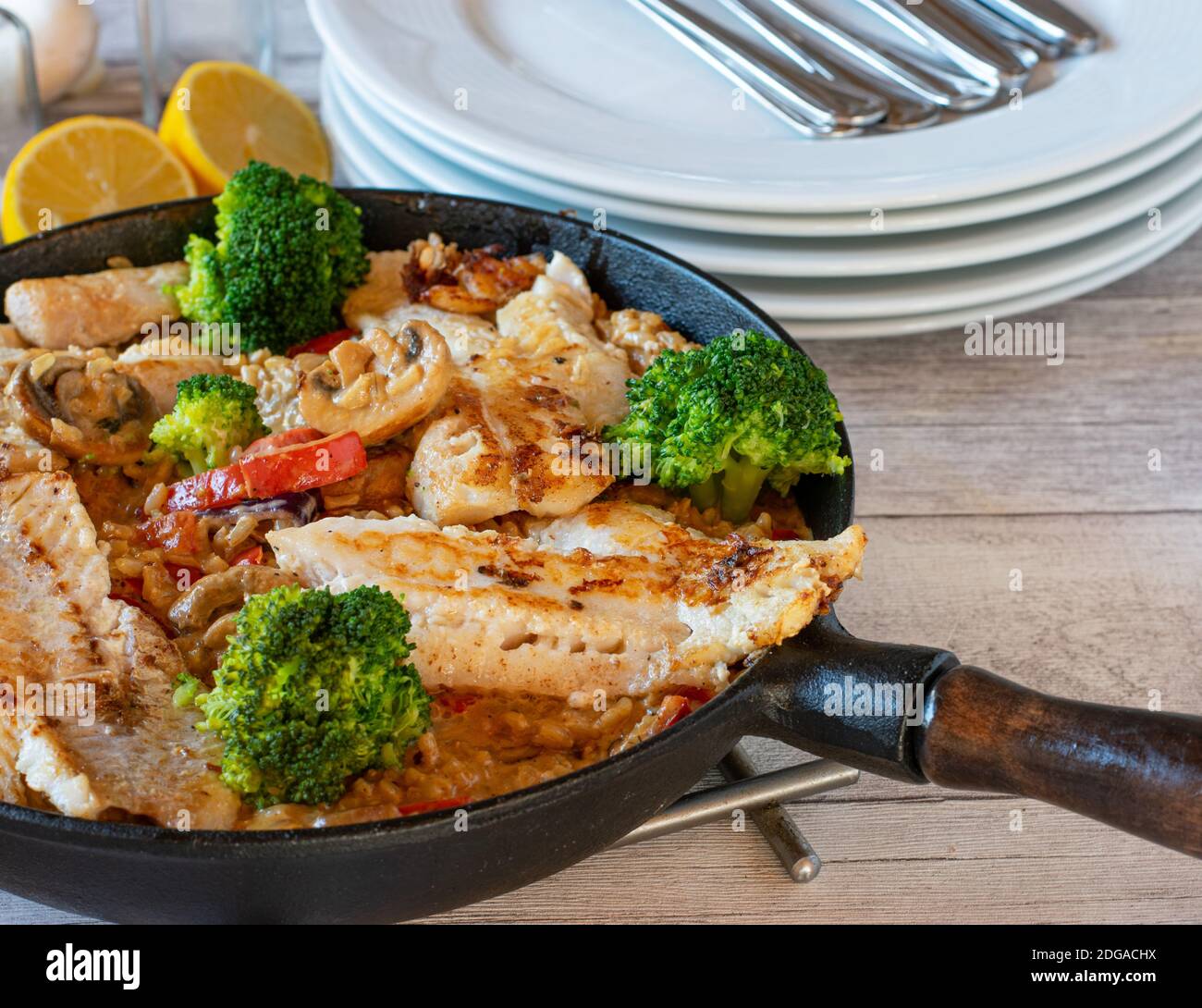 Fisch mit braunem Reis und Gemüse Stockfoto