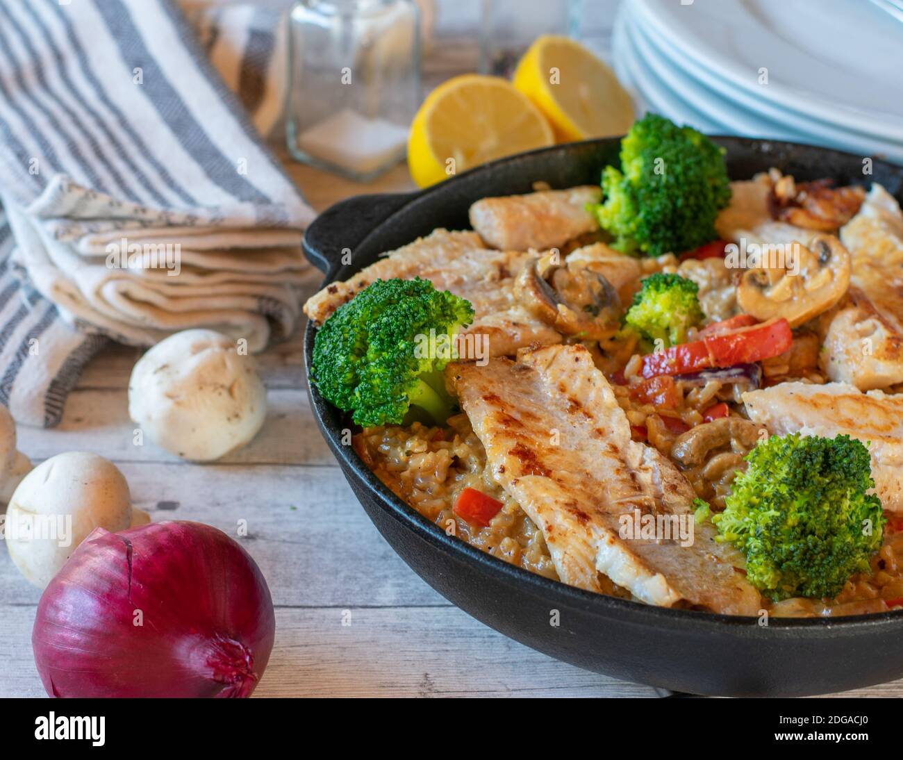 Fisch mit braunem Reis und Gemüse Stockfoto