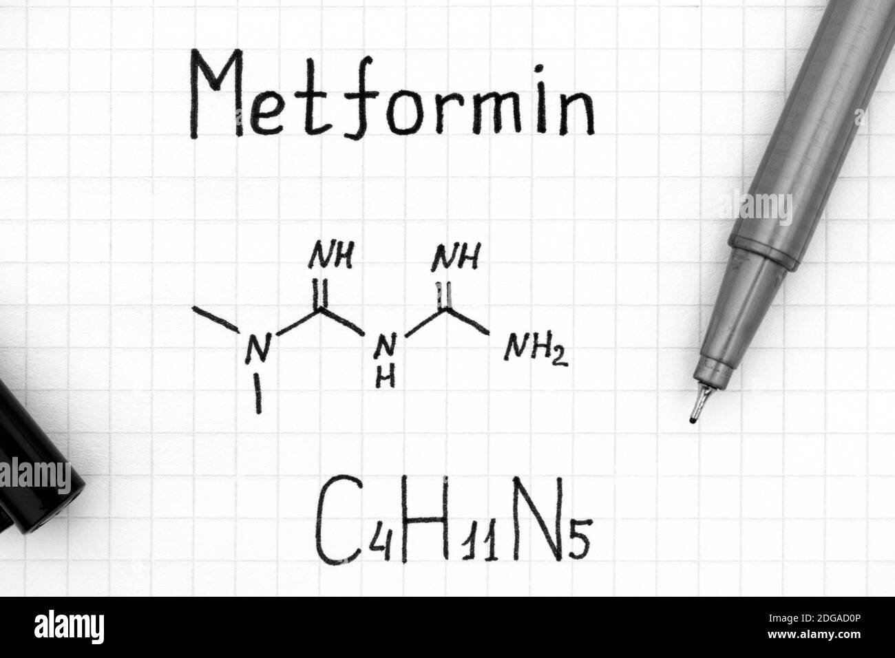 Chemische Formel von Metformin mit Stift. Nahaufnahme. Stockfoto