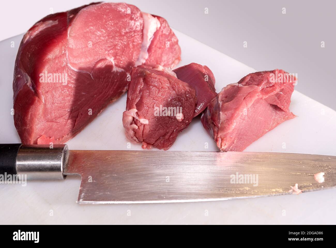 Runde Roastbeef Auge, italienische Fassona Rasse von Rindfleisch geschnitten mit Messer auf Schneidebrett Stockfoto