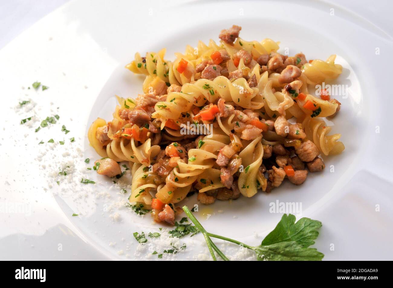 Fusilli mit Bolognese-Sauce, italienische Pasta mit Rindersoße Stockfoto