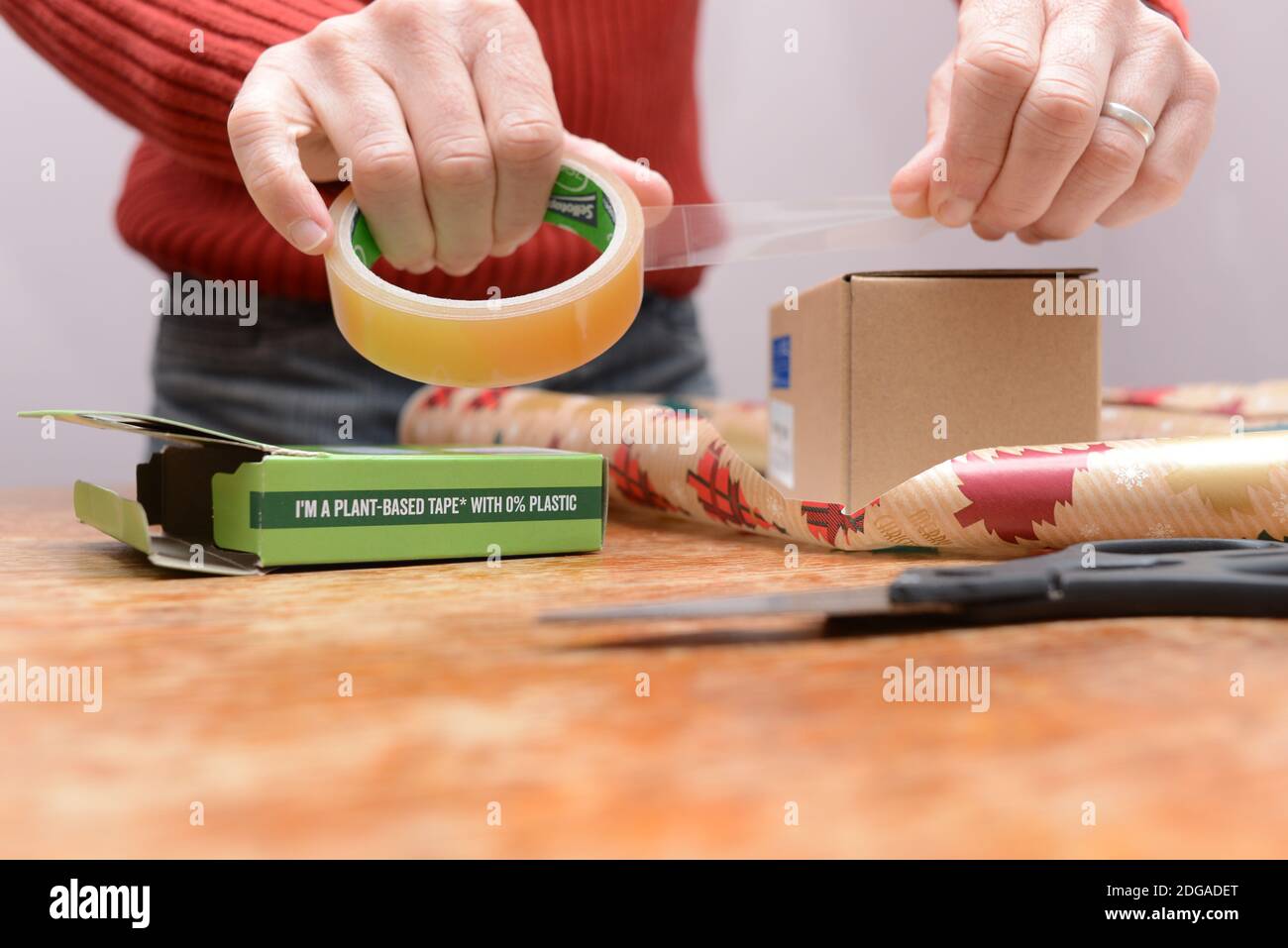 Mit Zero Plastic Sellotape. Ein Beispiel für ein Produkt, das unter Verwendung von Zellulose und natürlichem Klebstoff überarbeitet wurde, um nachhaltiger und umweltfreundlicher zu sein. Stockfoto