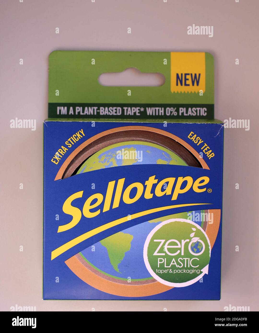 Zero Plastic Sellotape aus Zellulose und Naturleim. Ein Beispiel für ein Produkt, das für mehr Nachhaltigkeit und Umweltfreundlichkeit überarbeitet wurde. Stockfoto