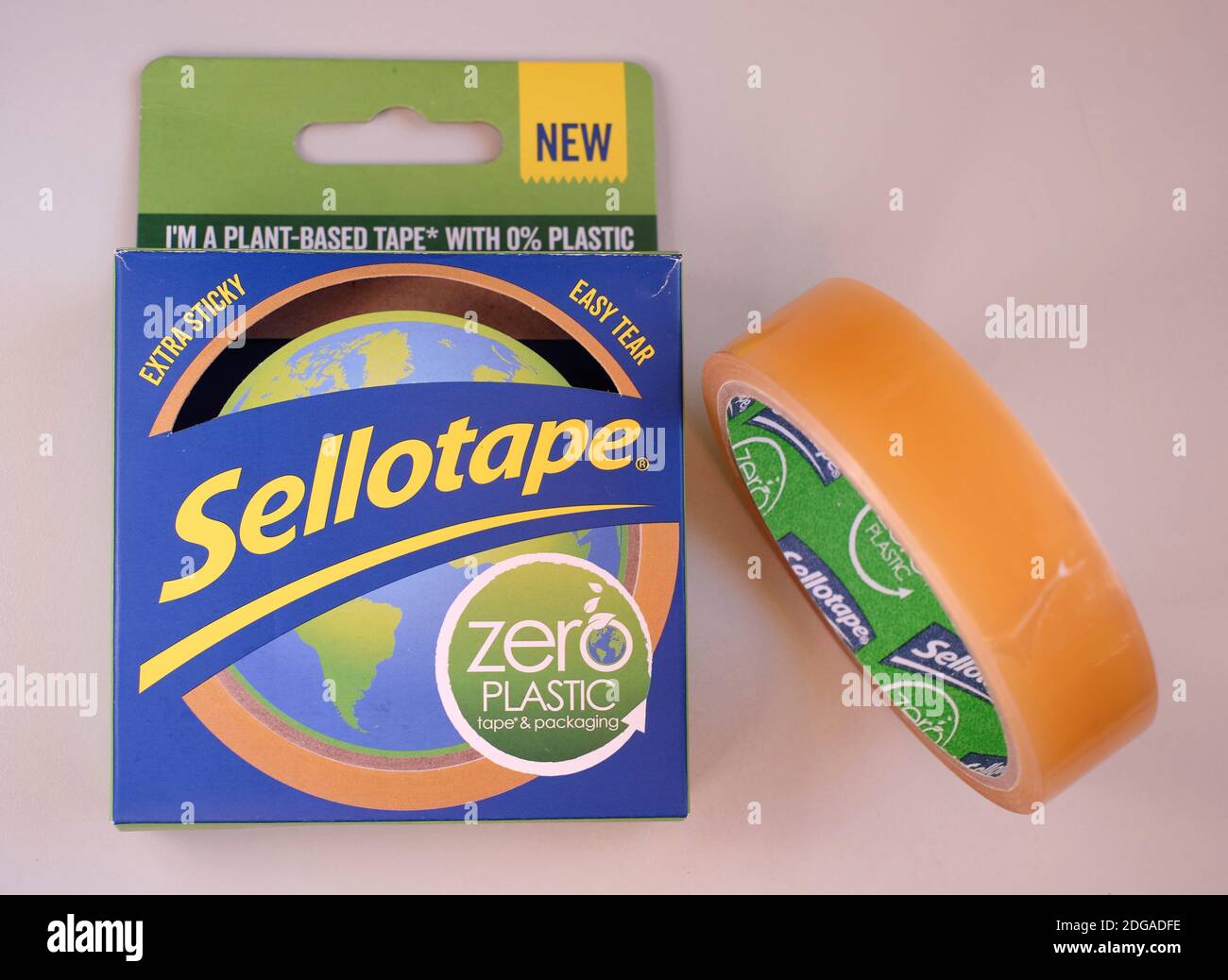Zero Plastic Sellotape aus Zellulose und Naturleim. Ein Beispiel für ein Produkt, das für mehr Nachhaltigkeit und Umweltfreundlichkeit überarbeitet wurde. Stockfoto