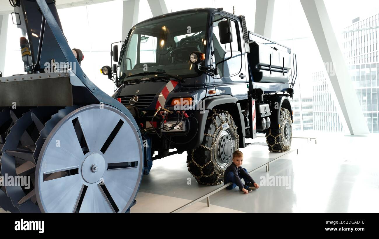Mercedes-Benz Unimog Beschneiungsfahrzeug Stockfoto
