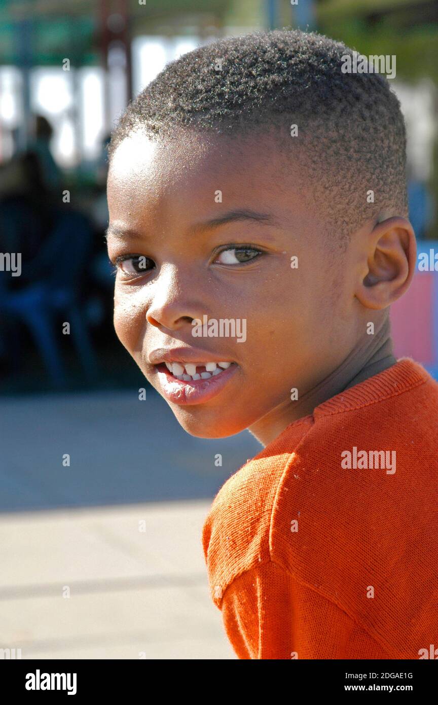 Portrait von lächelnd schwarz afroamerikanischen 8/9 Jahre alten Jungen Stockfoto
