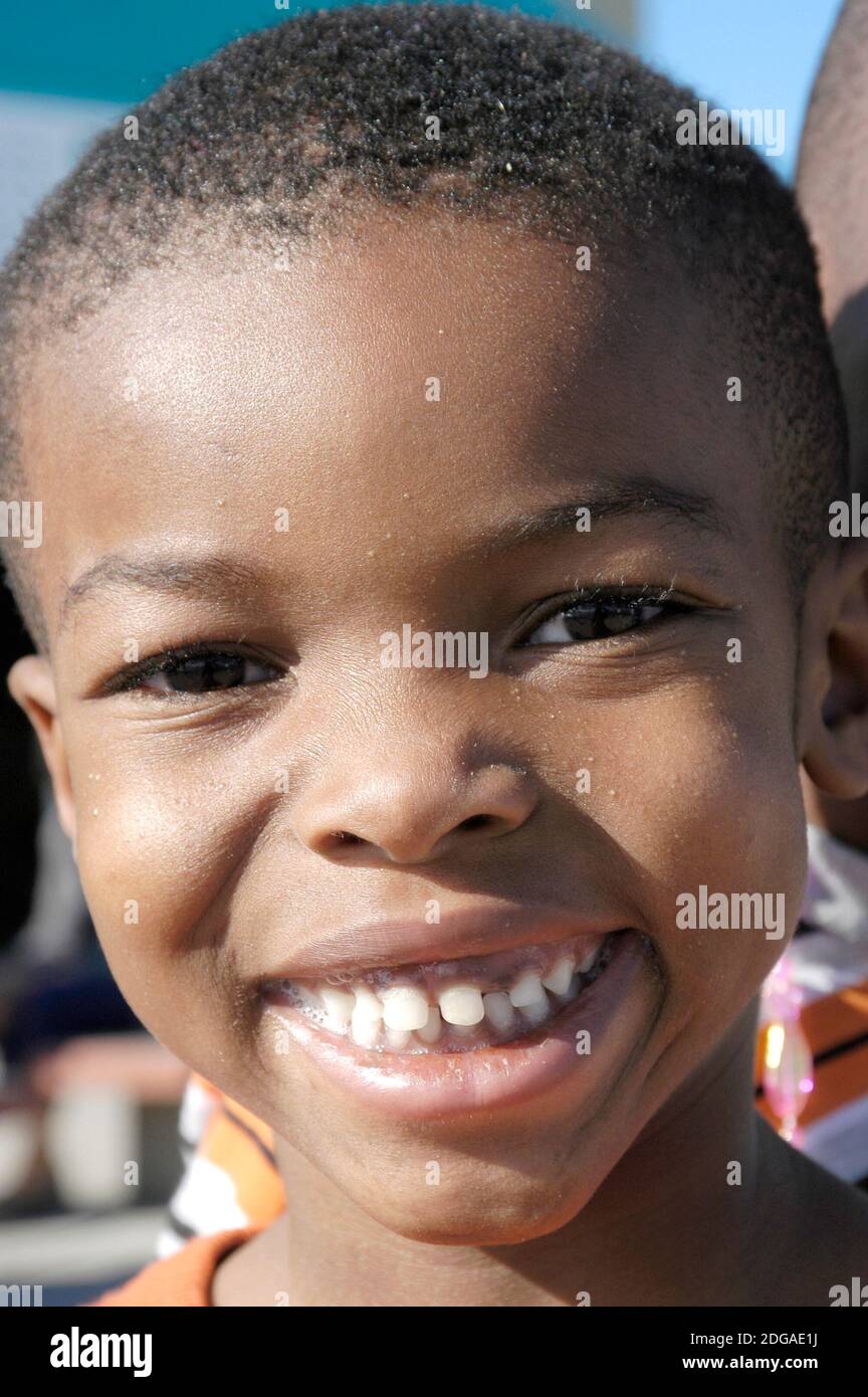 Portrait von lächelnd schwarz afroamerikanischen 8/9 Jahre alten Jungen Stockfoto