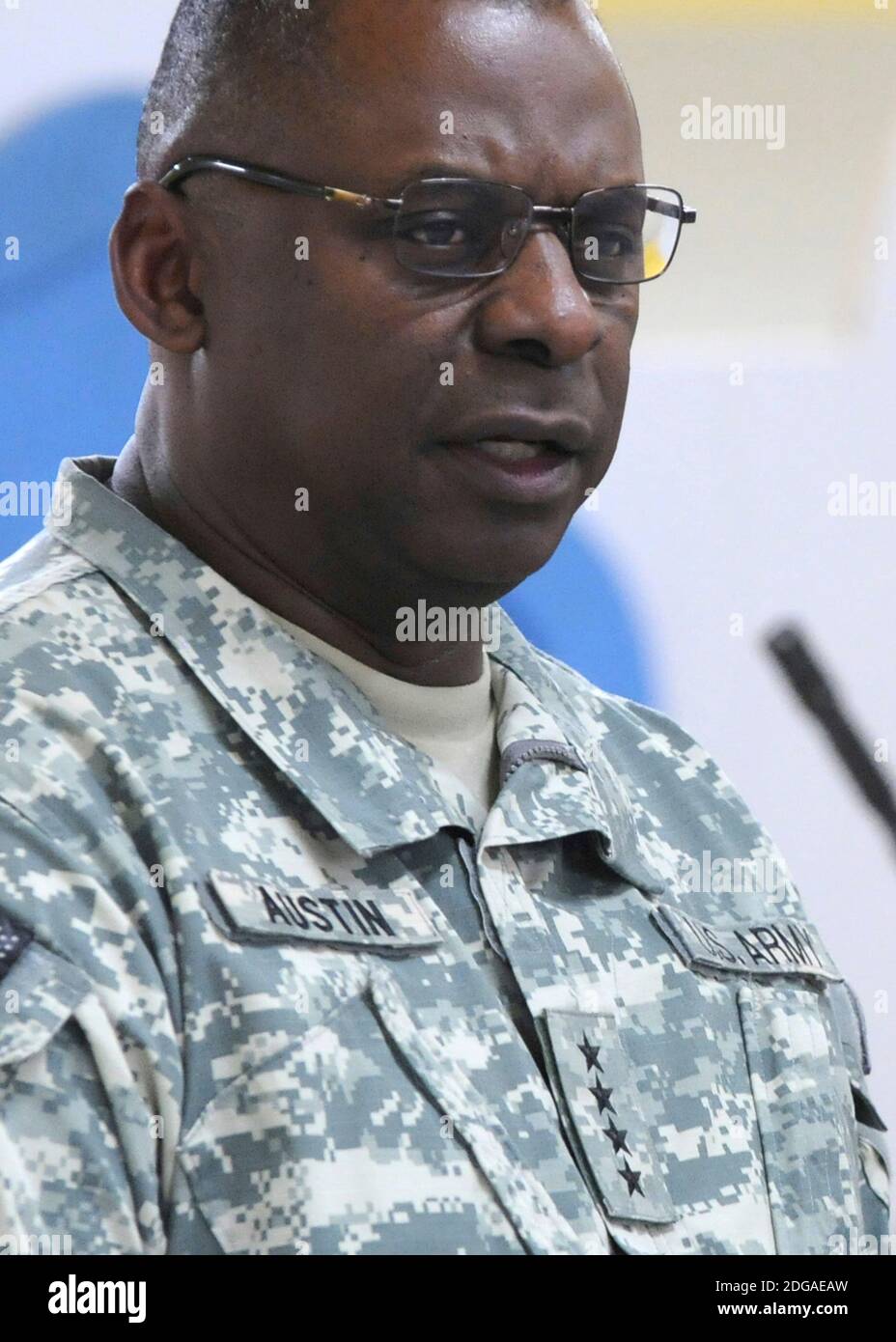 U.S. Army LT. General Lloyd J. Austin III, Kommandant General, Multi-National Corps-Iraq, spricht die scheidende 36. Infanterie-Division während einer Übertragung der Autorität auf der Kontingenzoperationsbasis Basrah 7. September 2011 in Basrah, Irak. Stockfoto