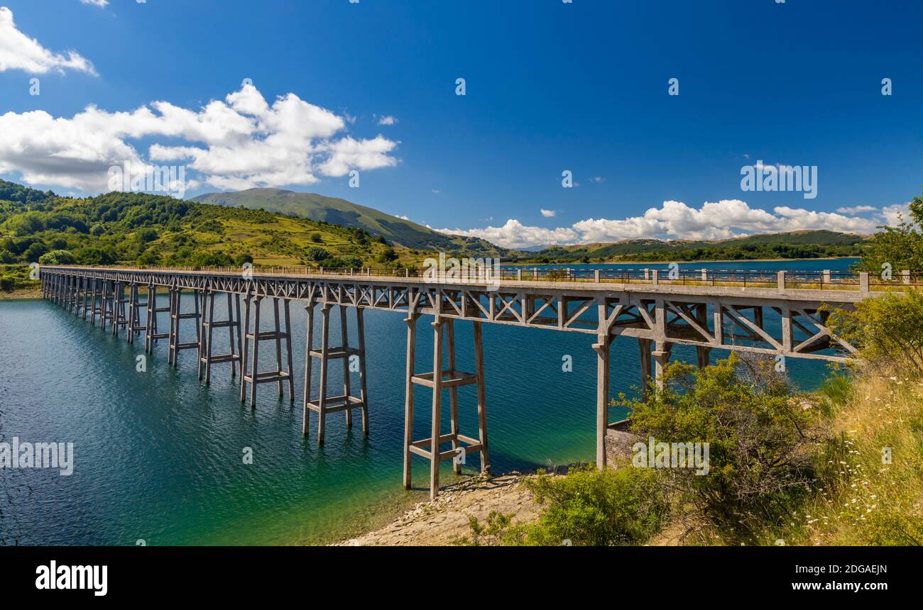 Brücke Ponte delle Stecche, Lago di Campotosto im Nationalpark Gran Sasso e Monti della Laga, Region Abruzzen, Italien Stockfoto