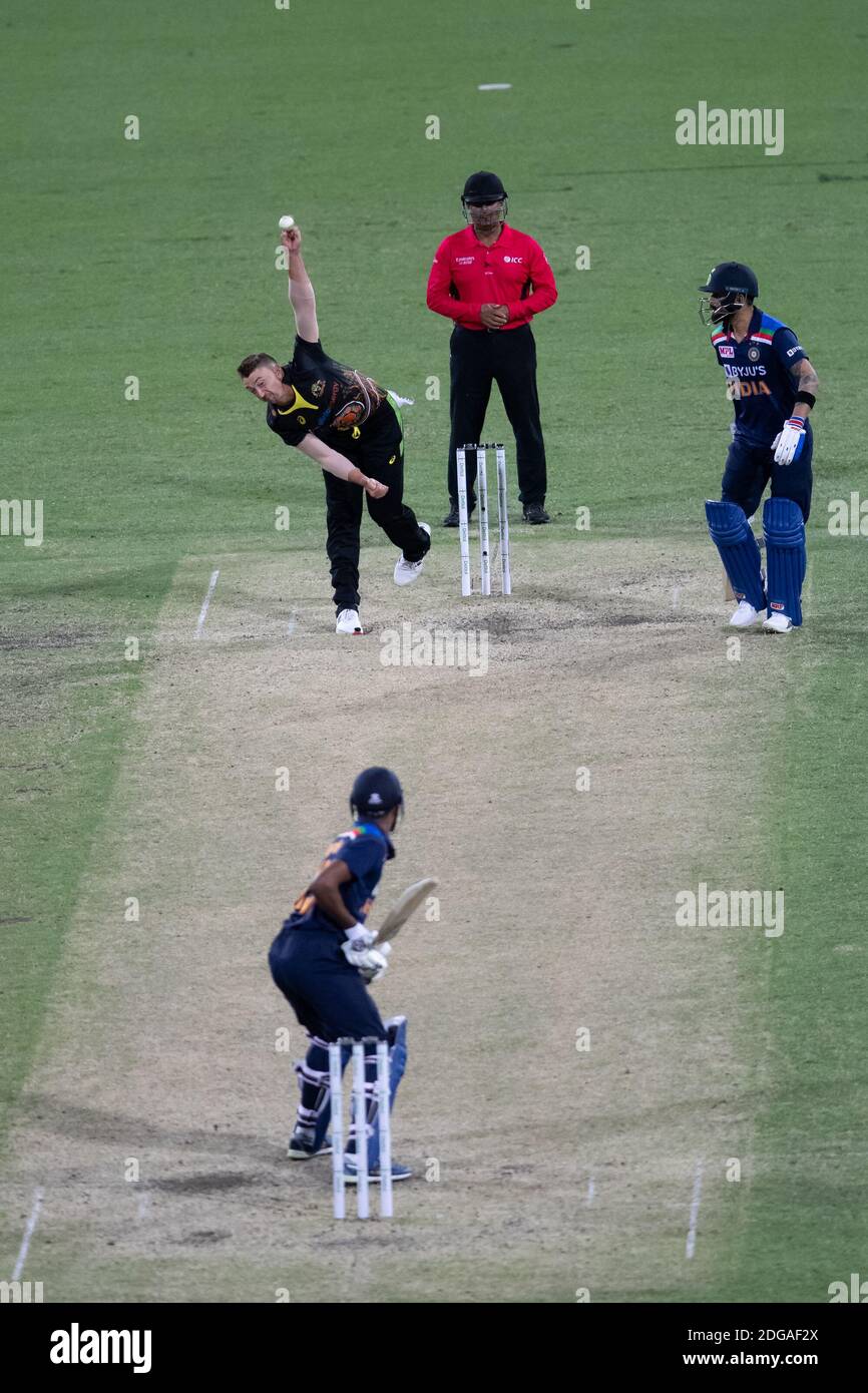 Sydney, Australien. Dezember 2020. Daniel Sams of Australia bowls beim 3. Dettol ODI T20I Series Match zwischen Australien und Indien am Sydney Cricket Ground, Sydney, Australien am 8. Dezember 2020. Foto von Peter Dovgan. Nur redaktionelle Verwendung, Lizenz für kommerzielle Nutzung erforderlich. Keine Verwendung bei Wetten, Spielen oder Veröffentlichungen einzelner Vereine/Vereine/Spieler. Kredit: UK Sports Pics Ltd/Alamy Live Nachrichten Stockfoto