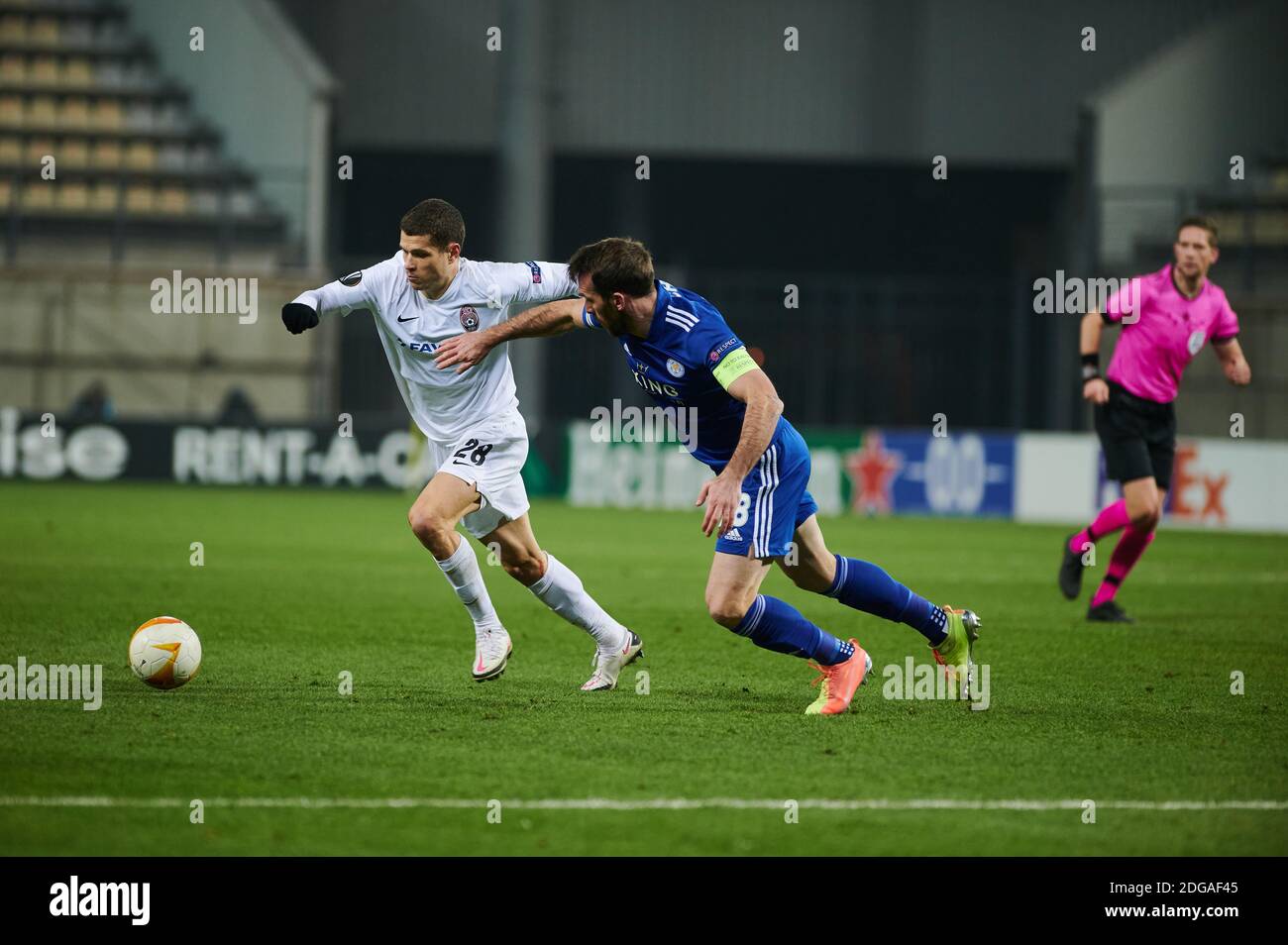 ZAPORISCHSCHSCHJA, UKRAINE - 03. DEZEMBER 2020: Artem Gromov gegen Christian Fuch. Das Fußballspiel der Gruppe G der UEFA Europa League FC Zorya Luhansk gegen Lei Stockfoto