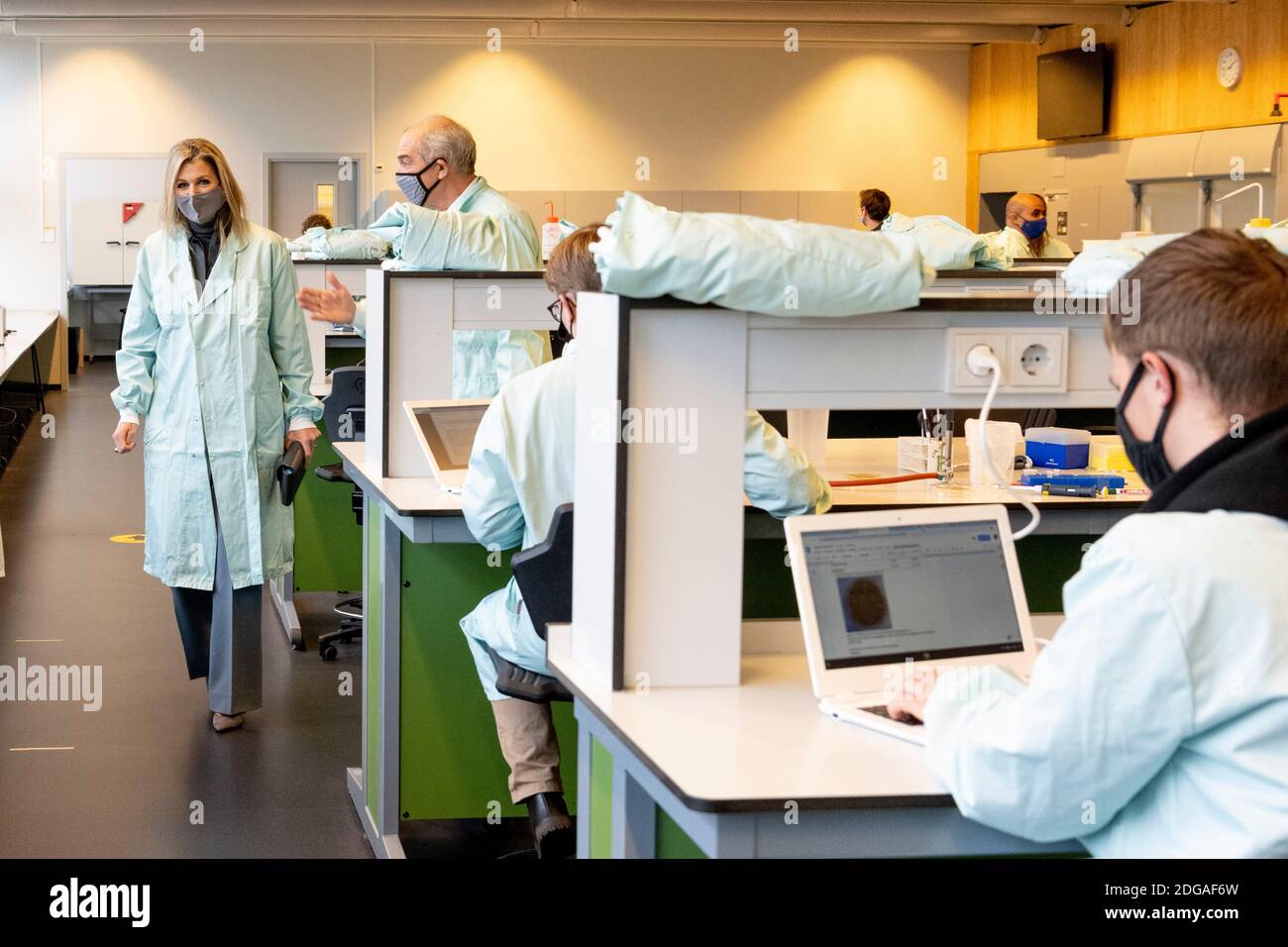 Utrecht, Niederlande. Dezember 2020. Königin Maxima der Niederlande besucht die Universität Utrecht, um sich über die Auswirkungen der Corona-Pandemie auf die Universität zu informieren, 8. Dezember 2020. Quelle: Patrick van Emst POOL Live News Stockfoto