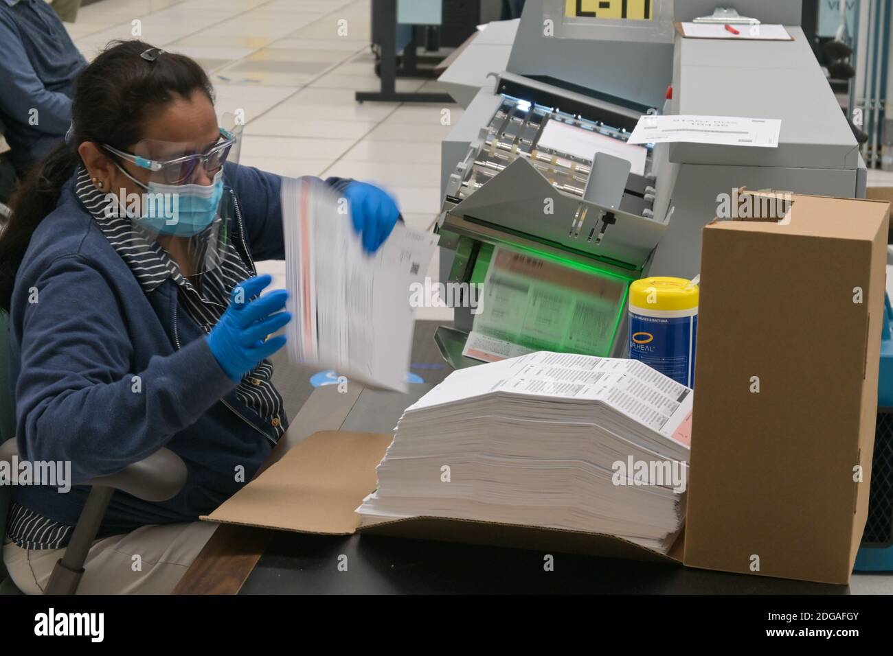 Zwei Tage nach der Wahl zählen die Beschäftigten weiterhin die Stimmen im Tally-Operationszentrum des Bezirks Los Angeles im Regionalbezirk Los Angeles Stockfoto