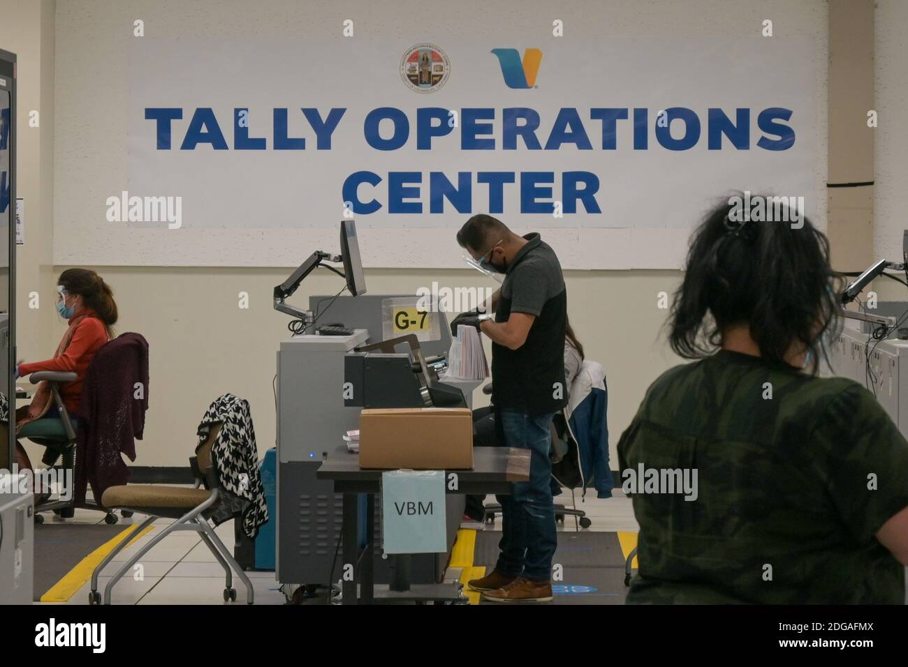 Zwei Tage nach der Wahl zählen die Beschäftigten weiterhin die Stimmen im Tally-Operationszentrum des Bezirks Los Angeles im Regionalbezirk Los Angeles Stockfoto