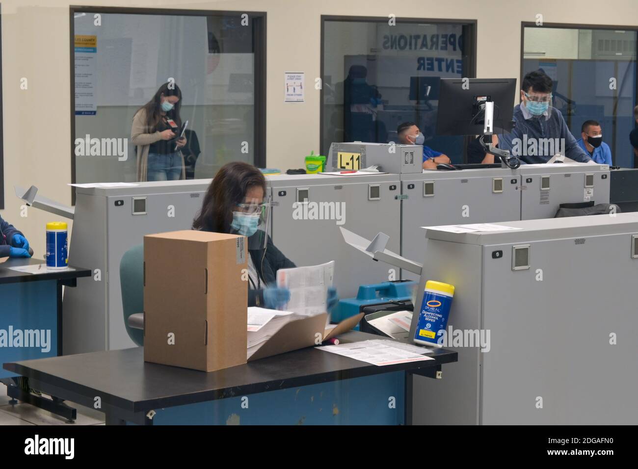 Zwei Tage nach der Wahl zählen die Beschäftigten weiterhin die Stimmen im Tally-Operationszentrum des Bezirks Los Angeles im Regionalbezirk Los Angeles Stockfoto