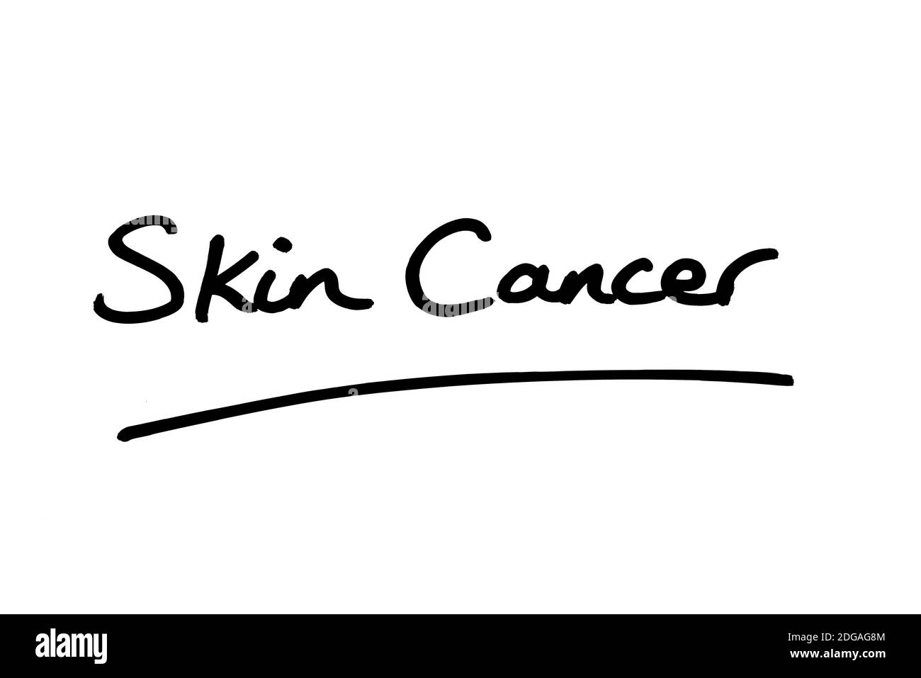 Hautkrebs handgeschrieben auf weißem Hintergrund. Stockfoto