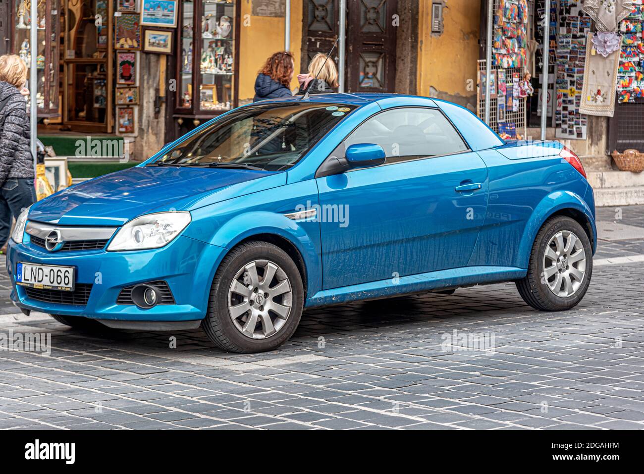 Opel astra cabrio -Fotos und -Bildmaterial in hoher Auflösung – Alamy