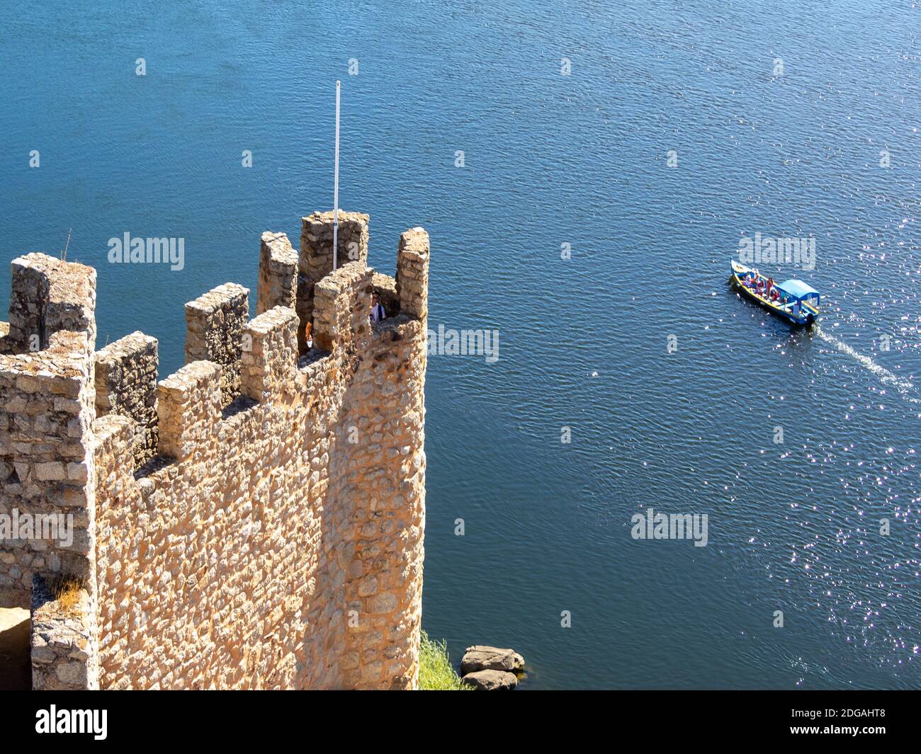 Tourist Transport Boot in Tagus River von der Spitze aus gesehen Von Almorol Burgturm Stockfoto