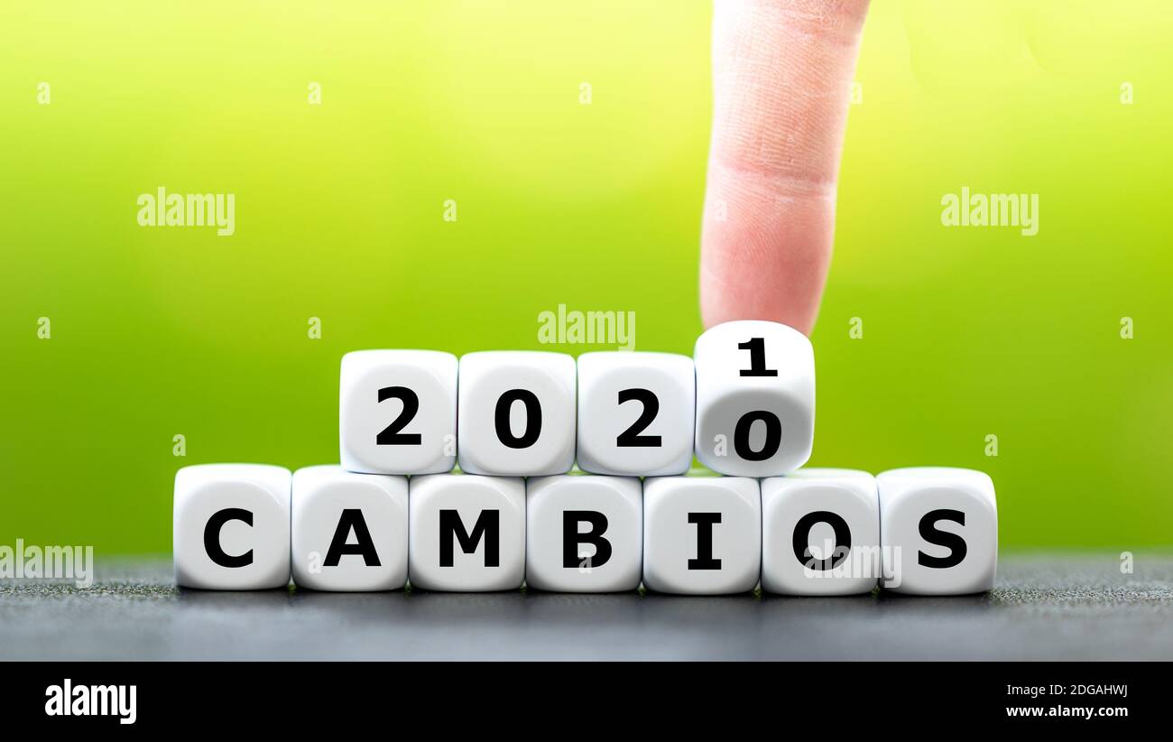 Würfel bilden den spanischen Ausdruck '2021 cambios' (2021 Änderungen). Stockfoto