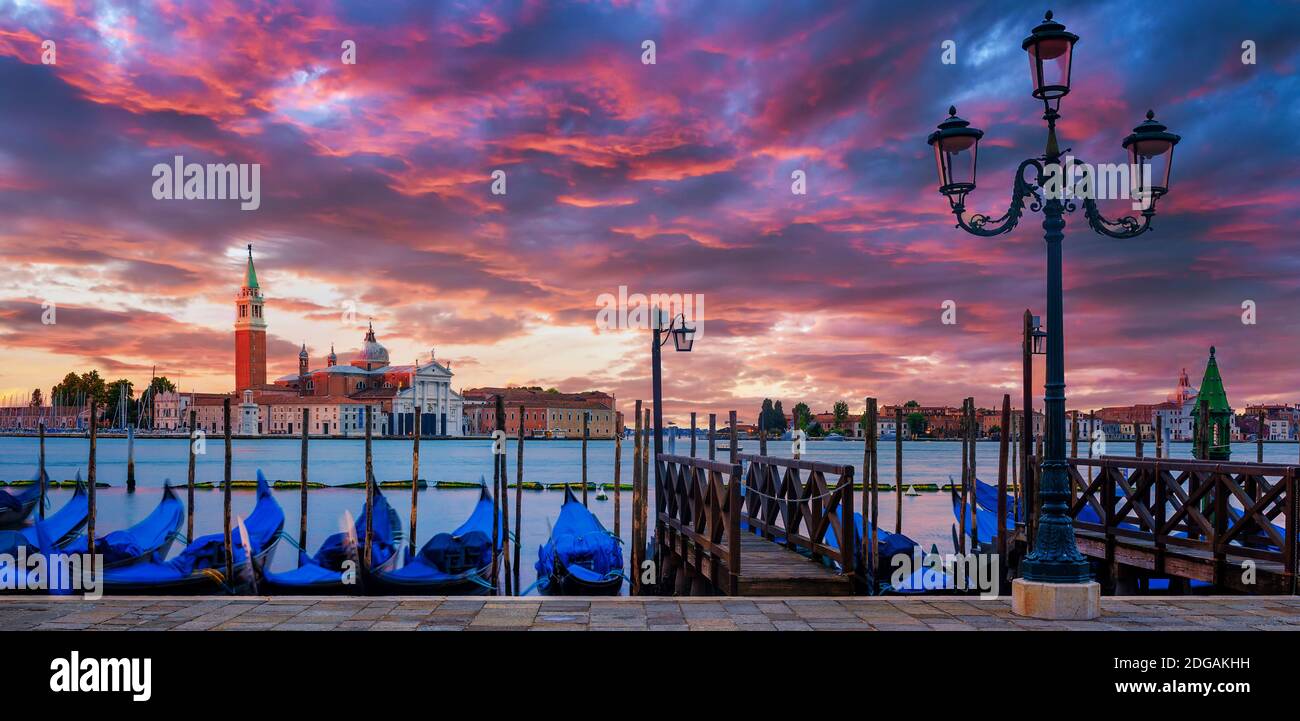 Gondeln schweben in den Canal Grande, Panoramablick Stockfoto Gondeln schweben in den Canal Grande, Panoramablick Stockfoto