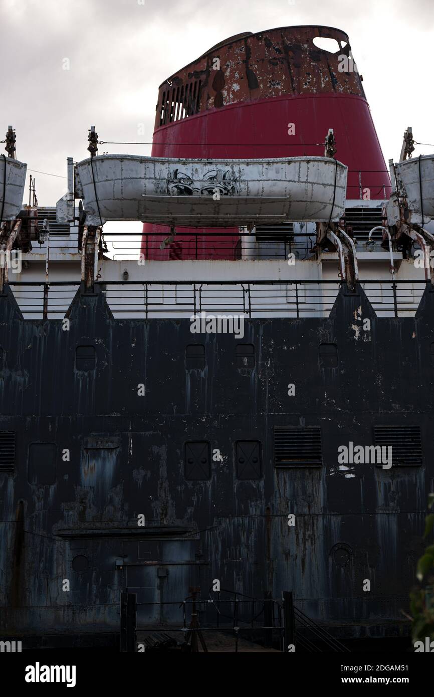 Der Trichter des TSS Duke of Lancaster, ehemaliger Eisenbahndampfer. Das Schiff ist seit den 1970er Jahren mit einer Vielzahl von Verwendungsmöglichkeiten in der Nähe von Mostyn angedockt. Stockfoto